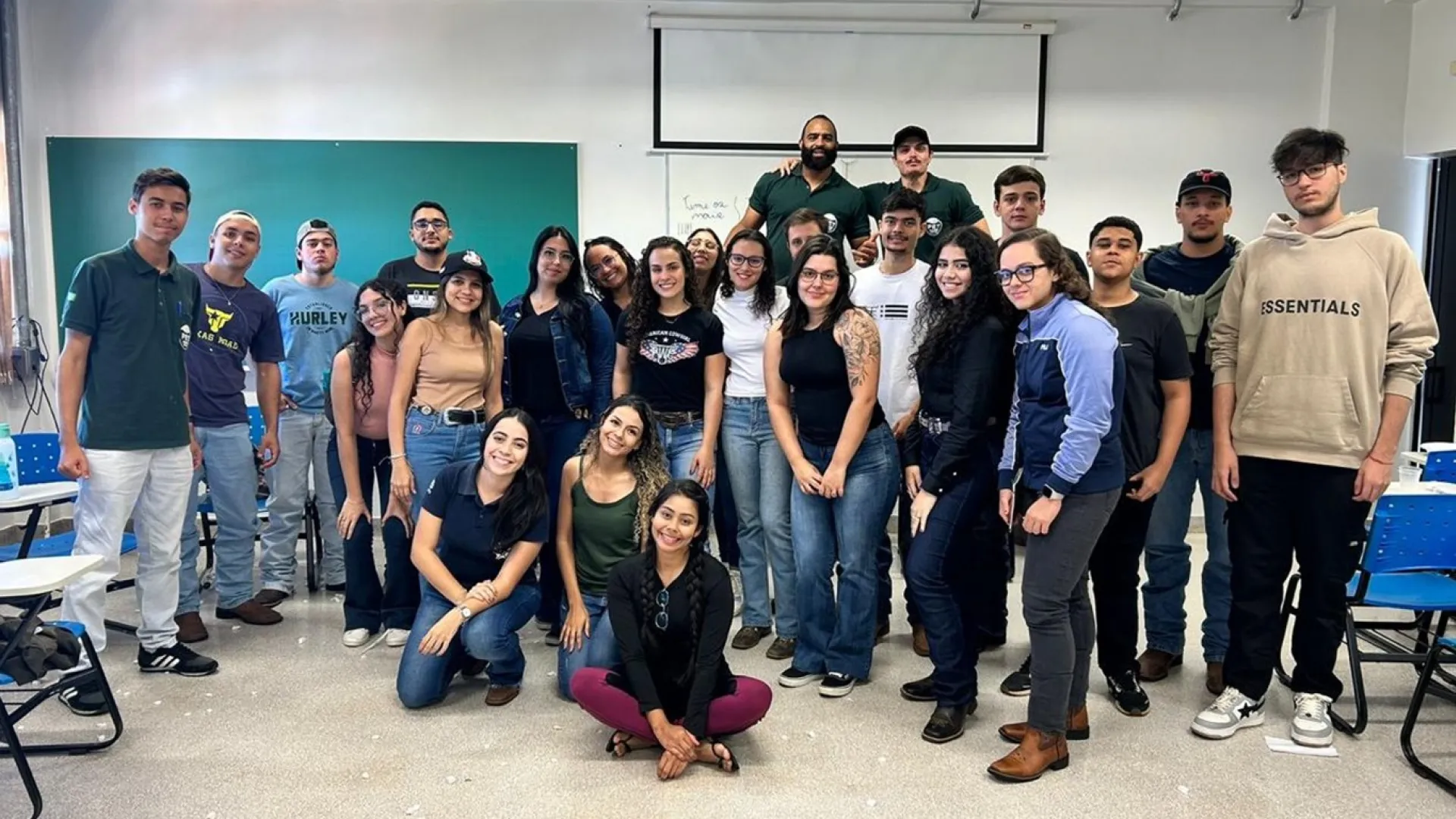 Grupo com vários estudantes de Agronomia reunidos dentro de uma sala de aula