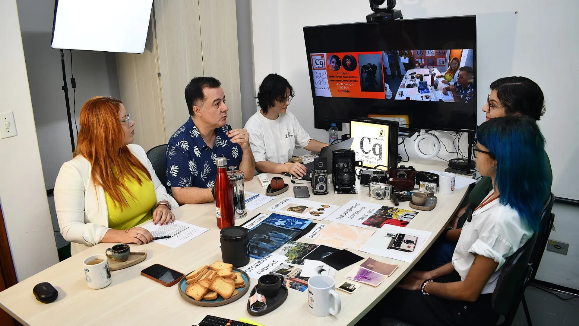 Participantes do projeto 'Café na química' durante a gravação de um dos episódios