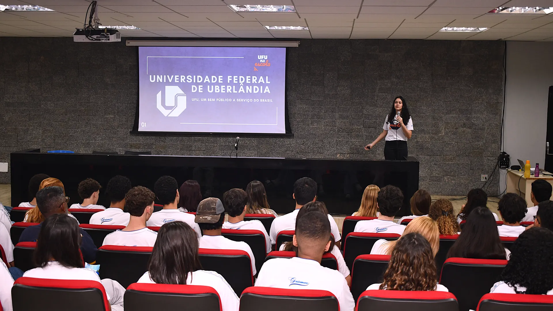 UFU na Escola recebe alunos do ensino médio de Patos de Minas