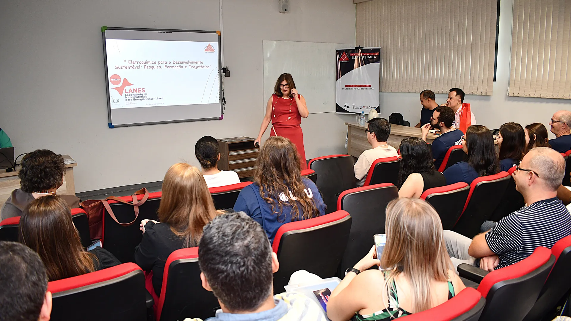 Imagem panorâmica de um auditório, durante realização de um evento