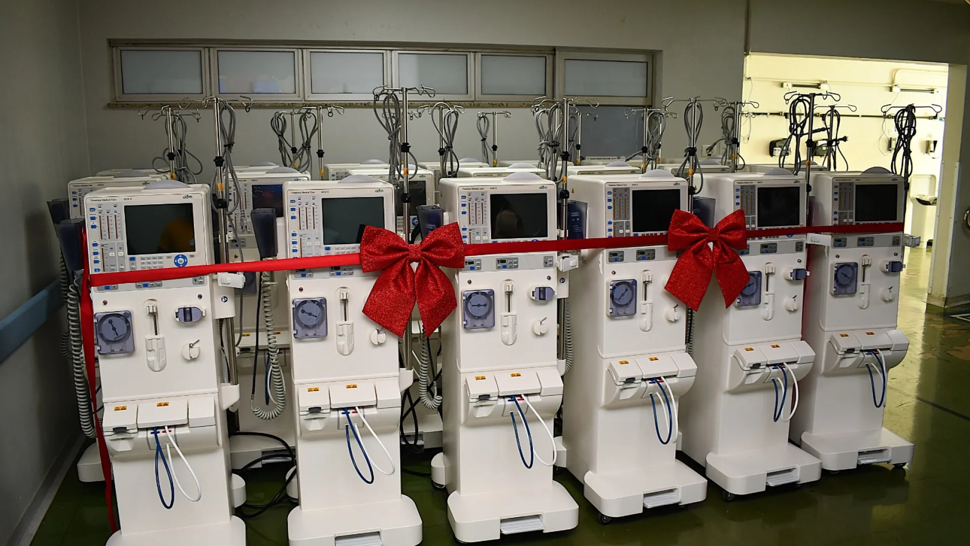 Imagem dos novos equipamentos, atrás de uma fita inaugural vermelha com dois laços