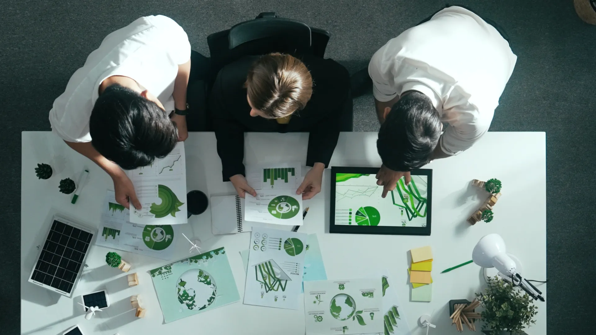 Pessoas em reunião.