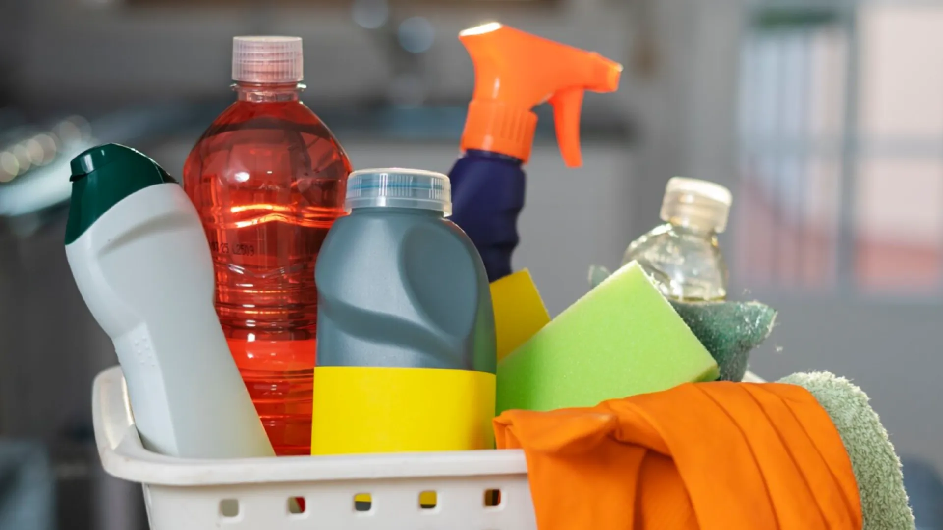 Produtos de limpeza empilhados em uma cozinha 