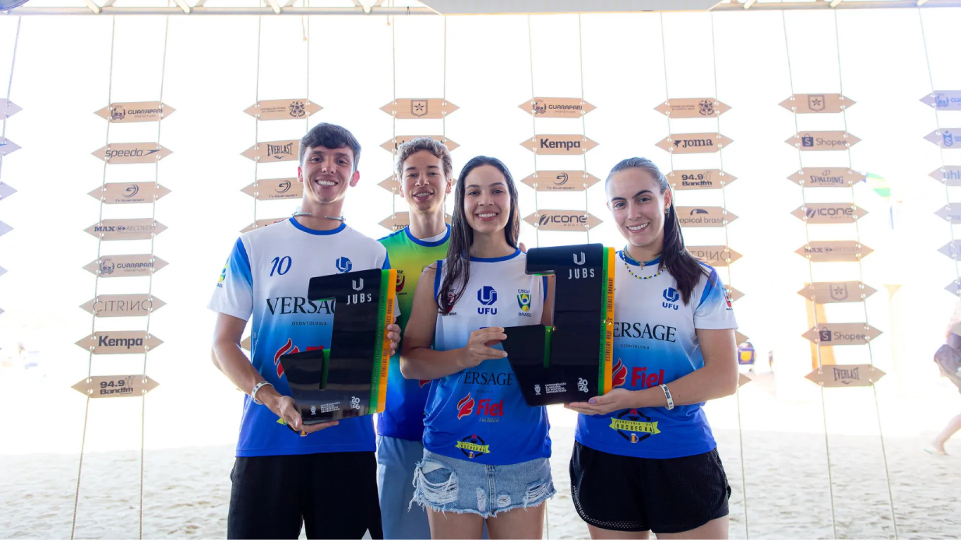 Duplas de beach tennis da UFU recebendo as medalhas de primeiro e segundo lugar