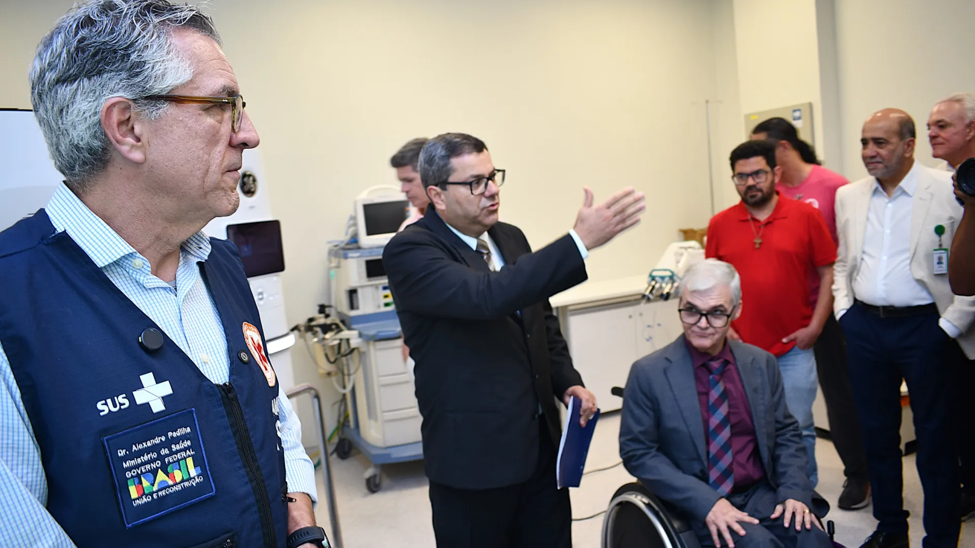 Padilha (à esquerda) e reitor Carlos Henrique de Carvalho acompanham explicações do superintendente do Hospital de Clínicas, André Luiz de Oliveira 