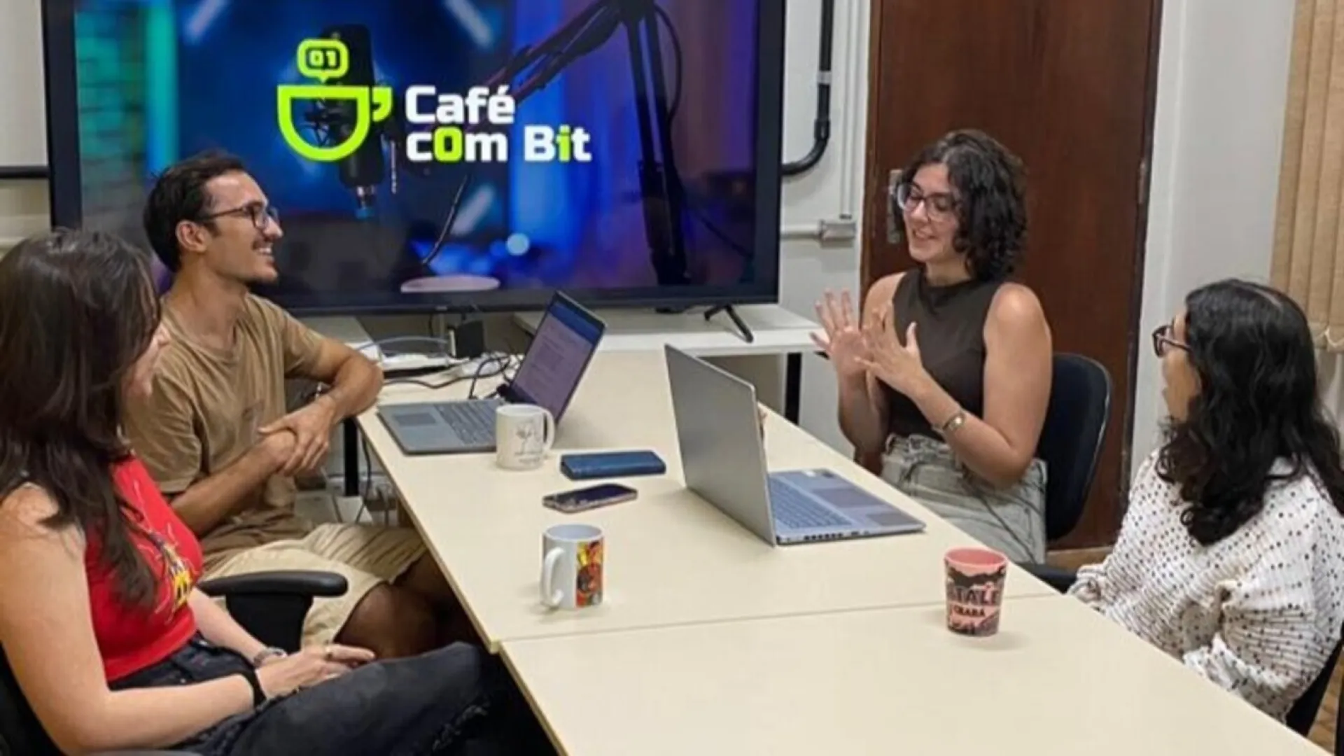 Aluno e entrevistadas no local de gravação do podcast