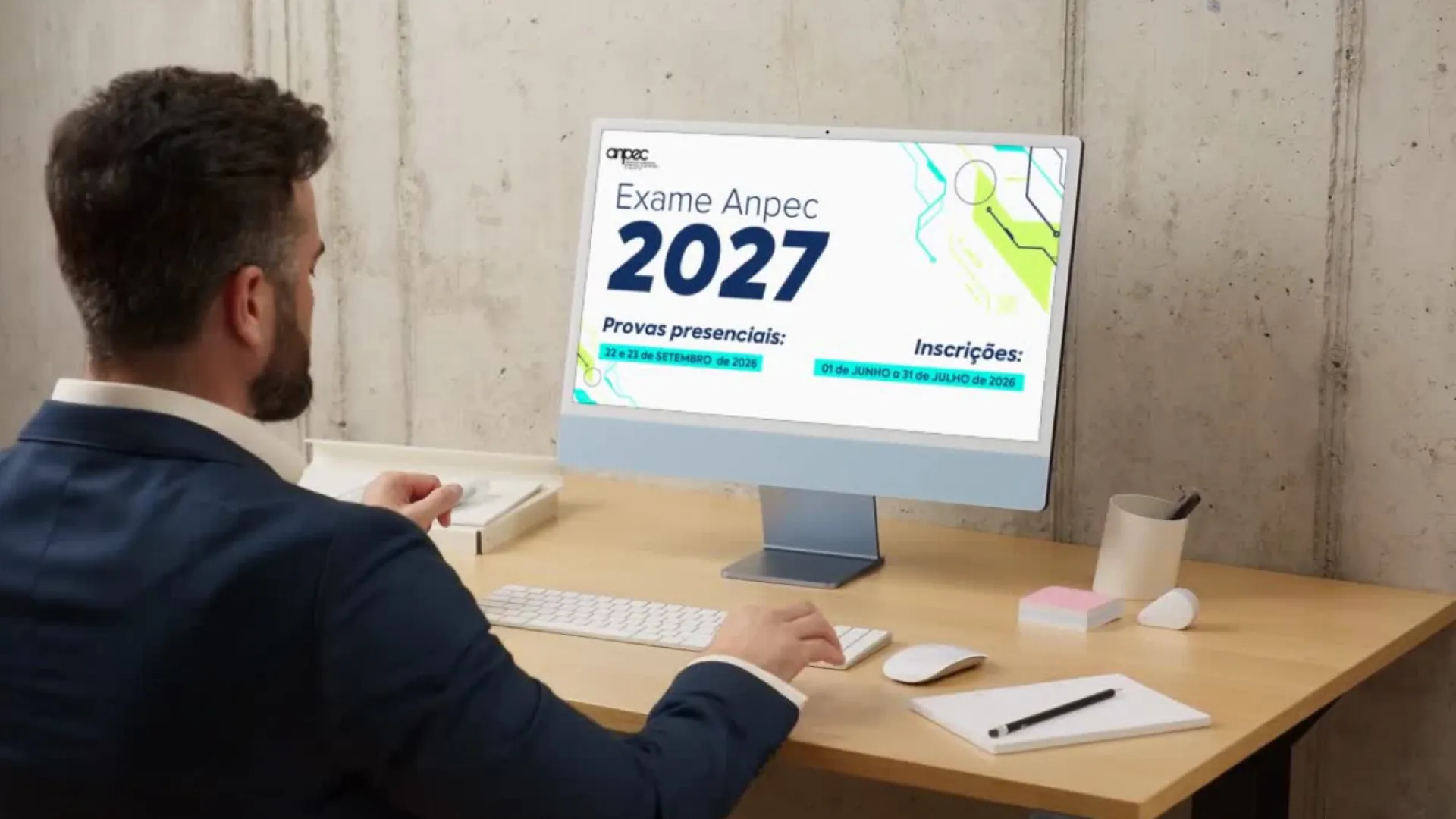 Homem consulta página da ANPEC no computador