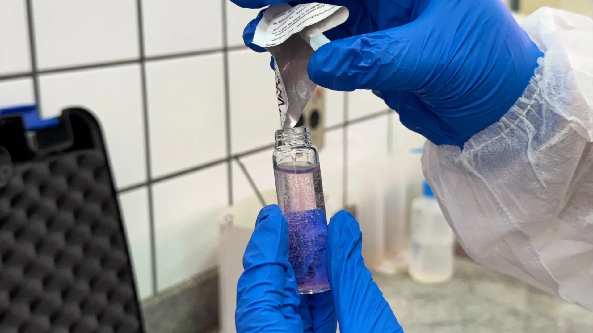 Análise da quantidade de cloro presente na água de uma torneira do Laboratório de Qualidade da Água no campus Santa Mônica.