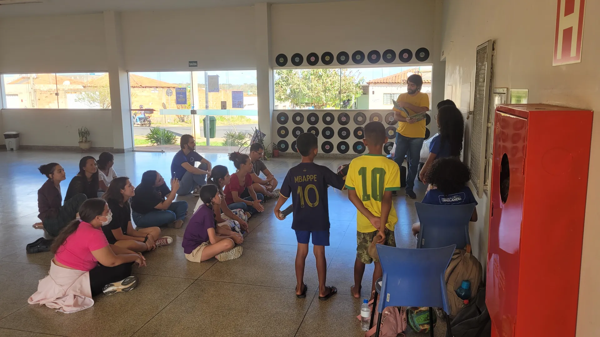 Grupo de crianças e adolescentes participa de uma dinâmica teatral