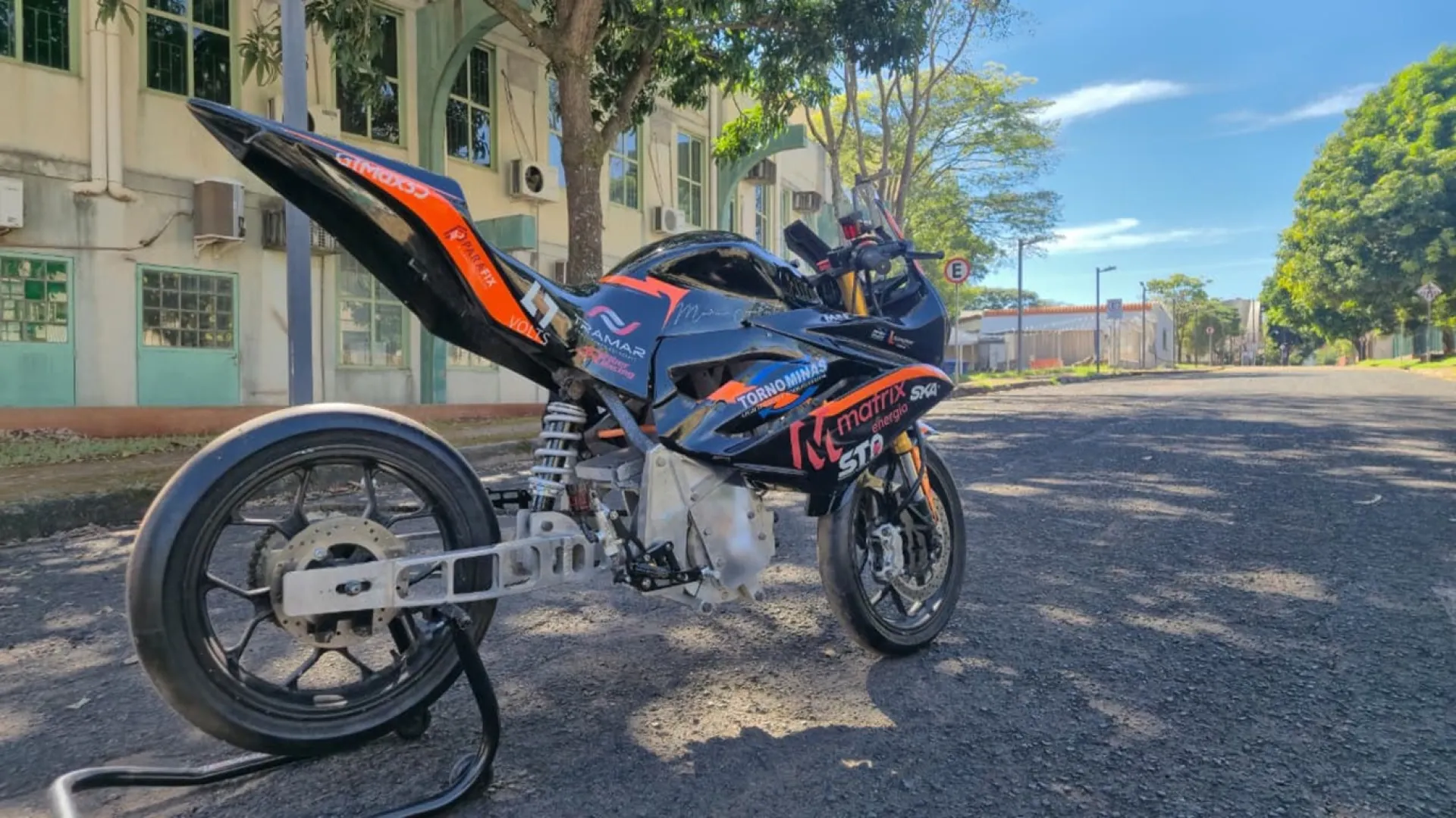 Apresentação de moto elétrica produzida pela UFU