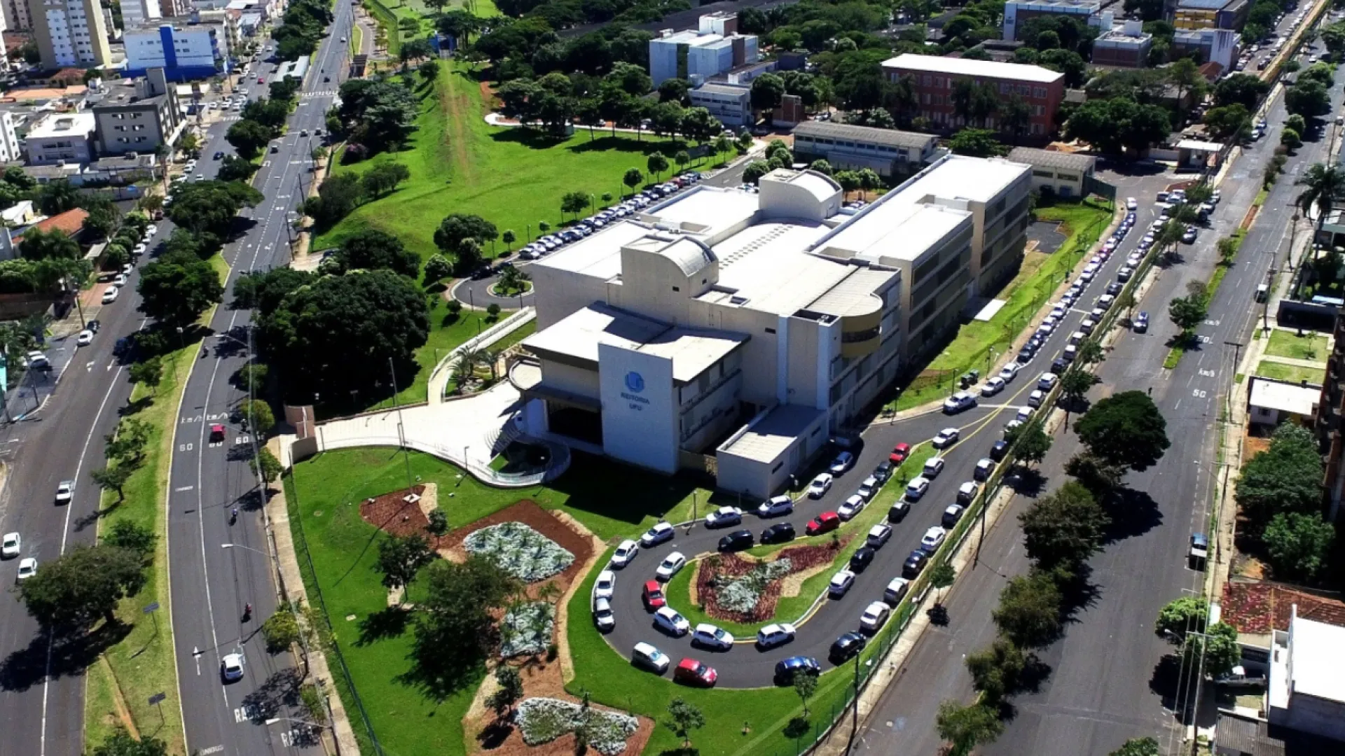 Conselho Universitário aprova novos cursos, criação da Corregedoria e missão oficial à China