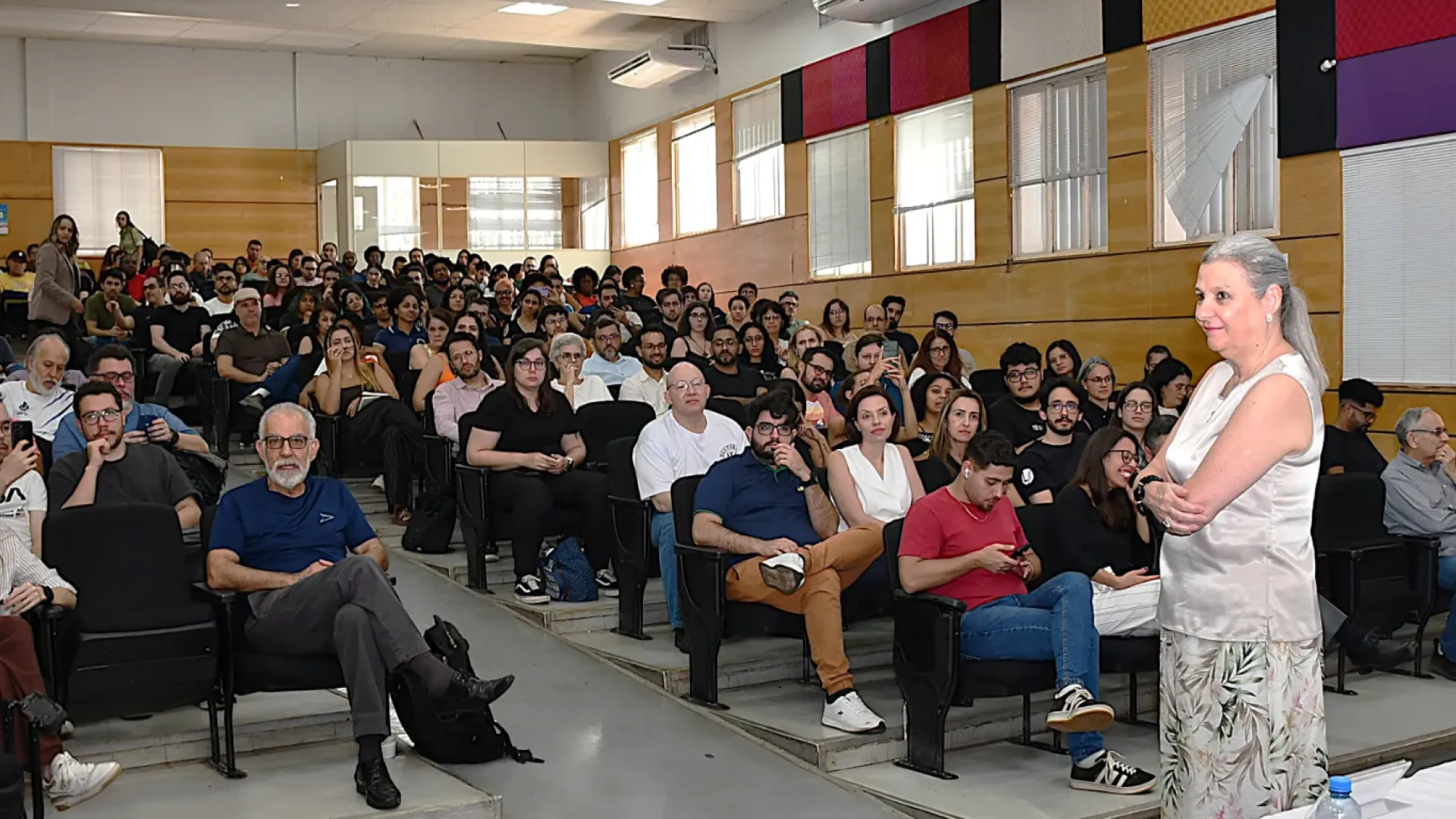 ‘A ciência é feita para a sociedade’: pesquisadora da Nasa inspira estudantes na Aula Inaugural da Pós-Graduação da UFU