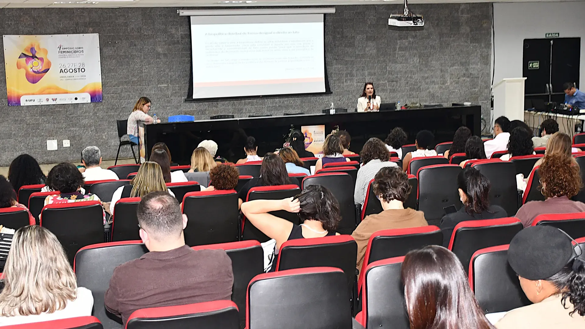 Simpósio  debate  violência contra mulheres 