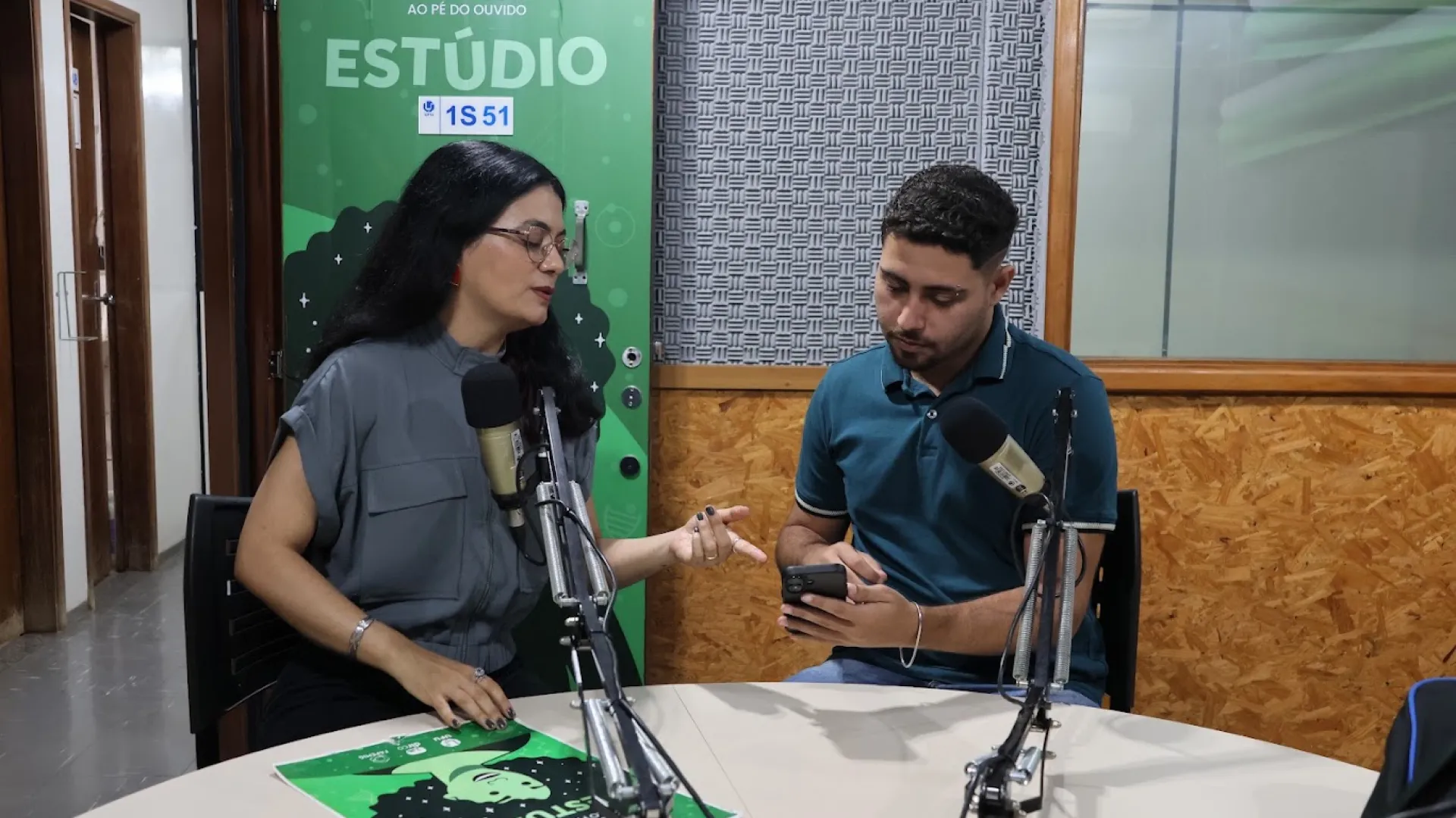Apresentadores no estúdio