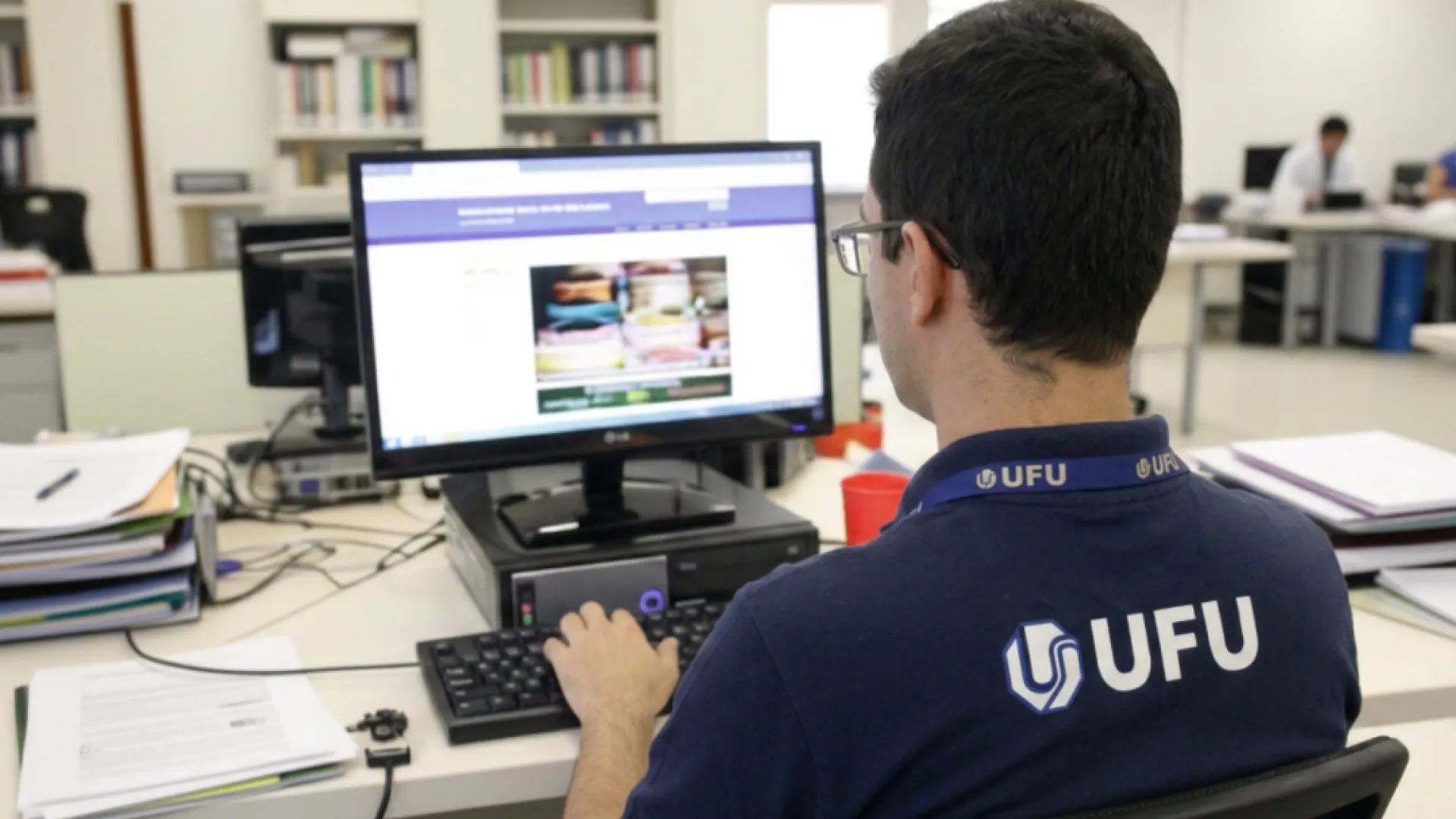 Servidores da UFU podem destinar até 20 horas semanais da jornada para qualificação; entenda as novas regras