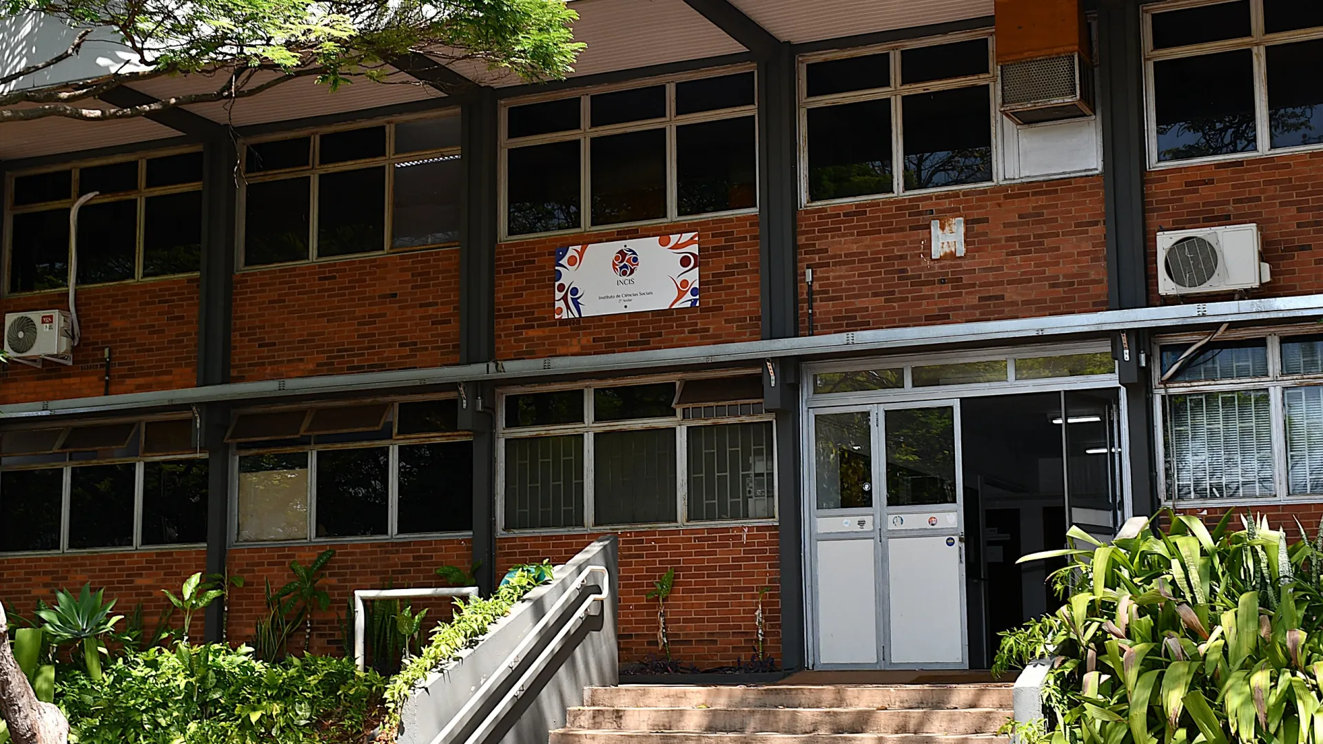 Fachada do Bloco H, no Campus Santa Mônica (Foto: Milton Santos)