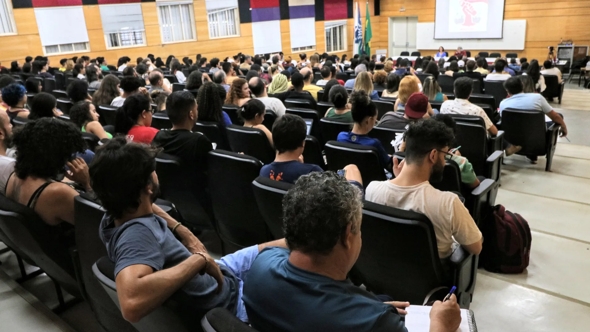 Evento internacional discute, na UFU, os desafios do trabalho e da educação