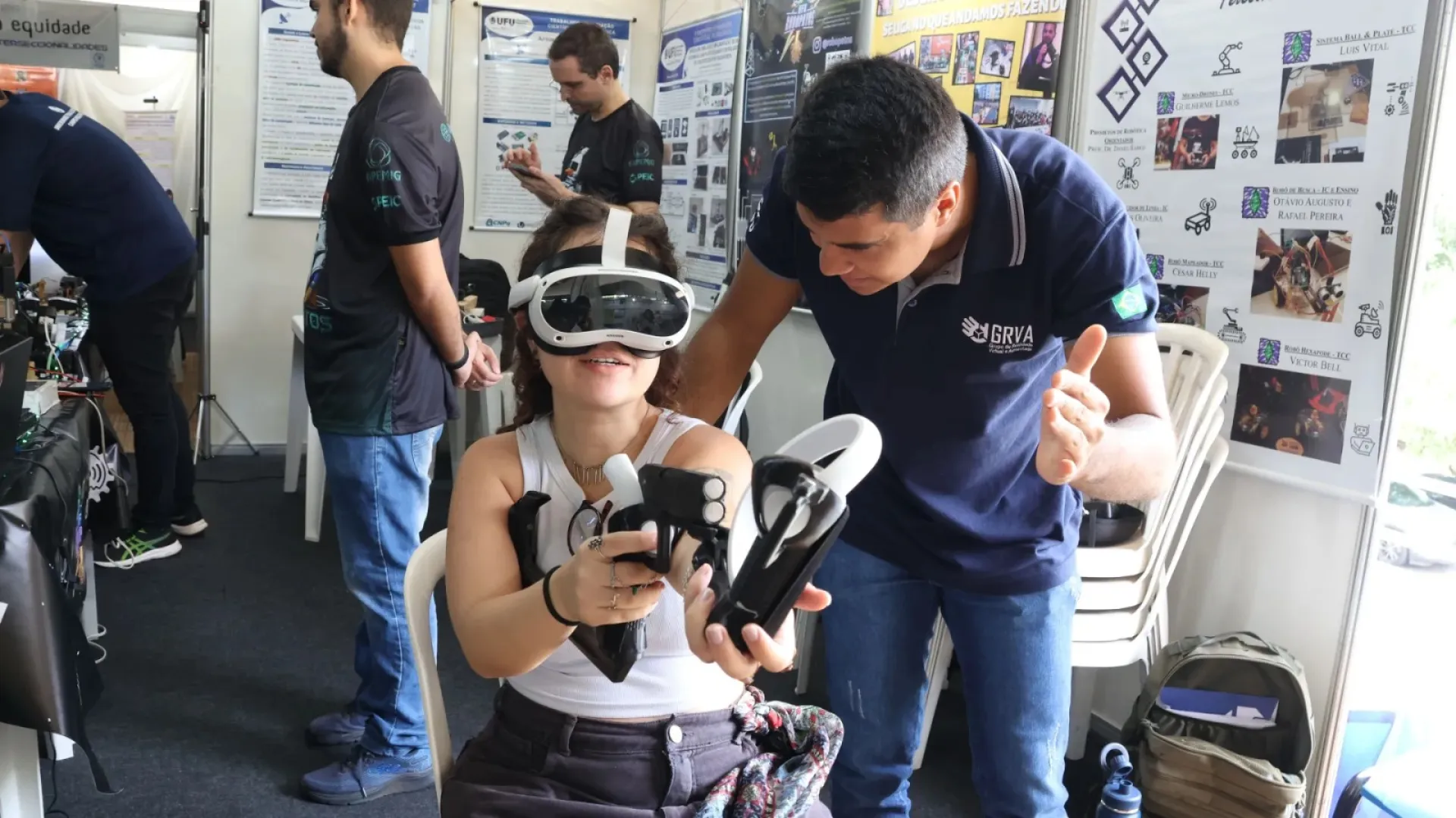 Garota usando um aparelho de Realidade Virtual.