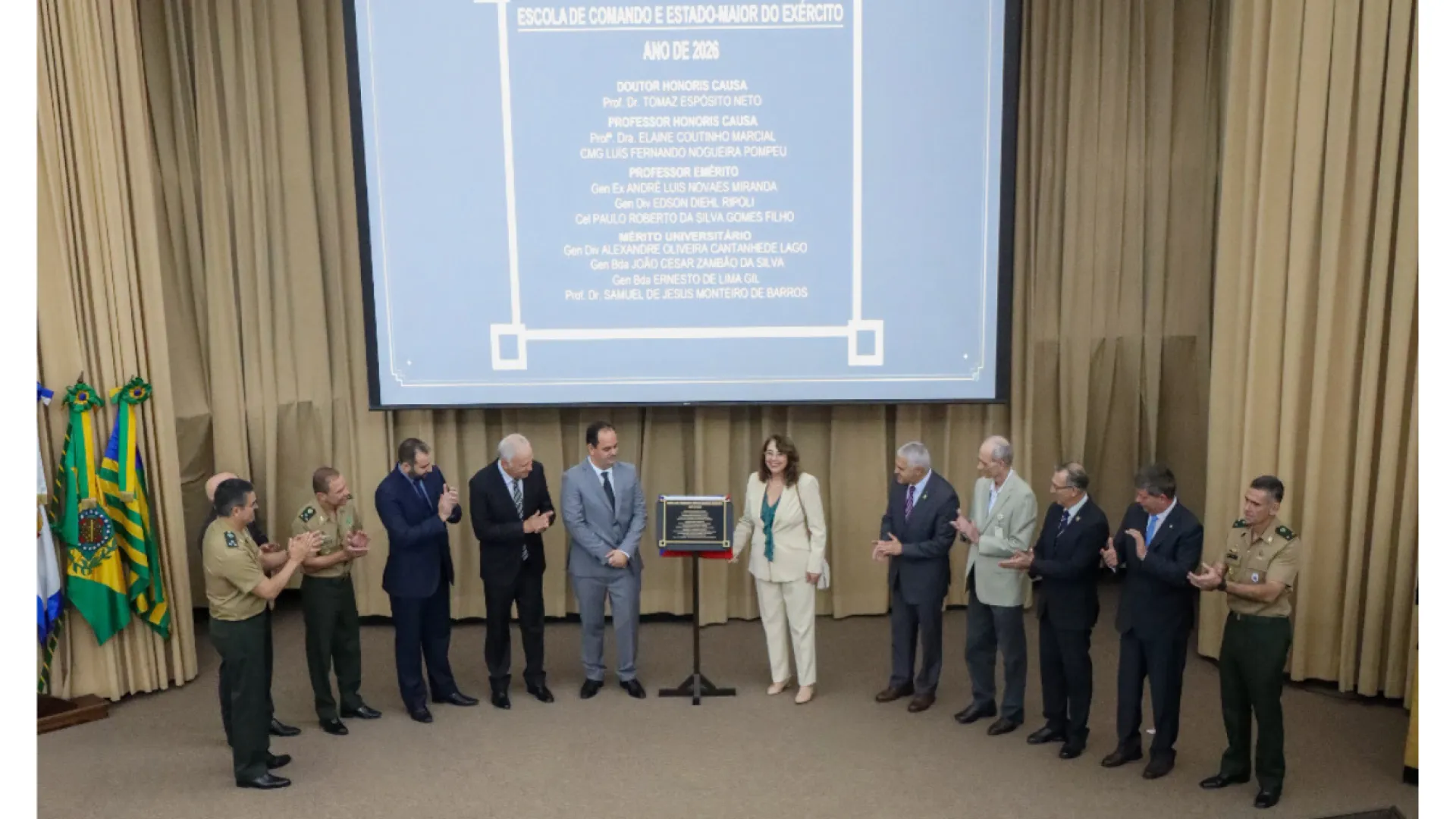 Tomaz Espósito Neto no palco recebe homenagem da ECEME cercado de autoridades do Exército