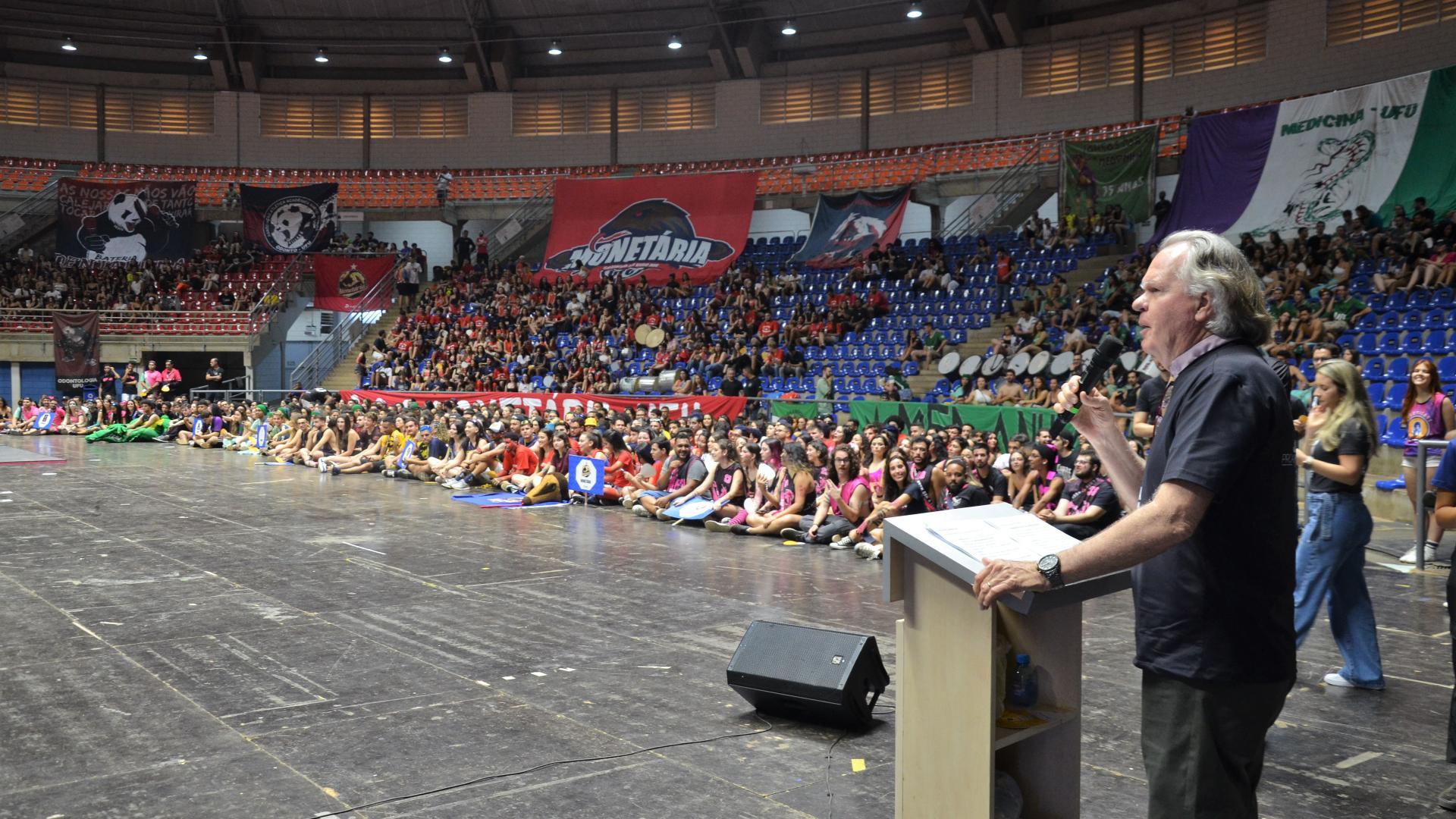 Reitor da UFU discursando na abertura da Olimpíada UFU 2023