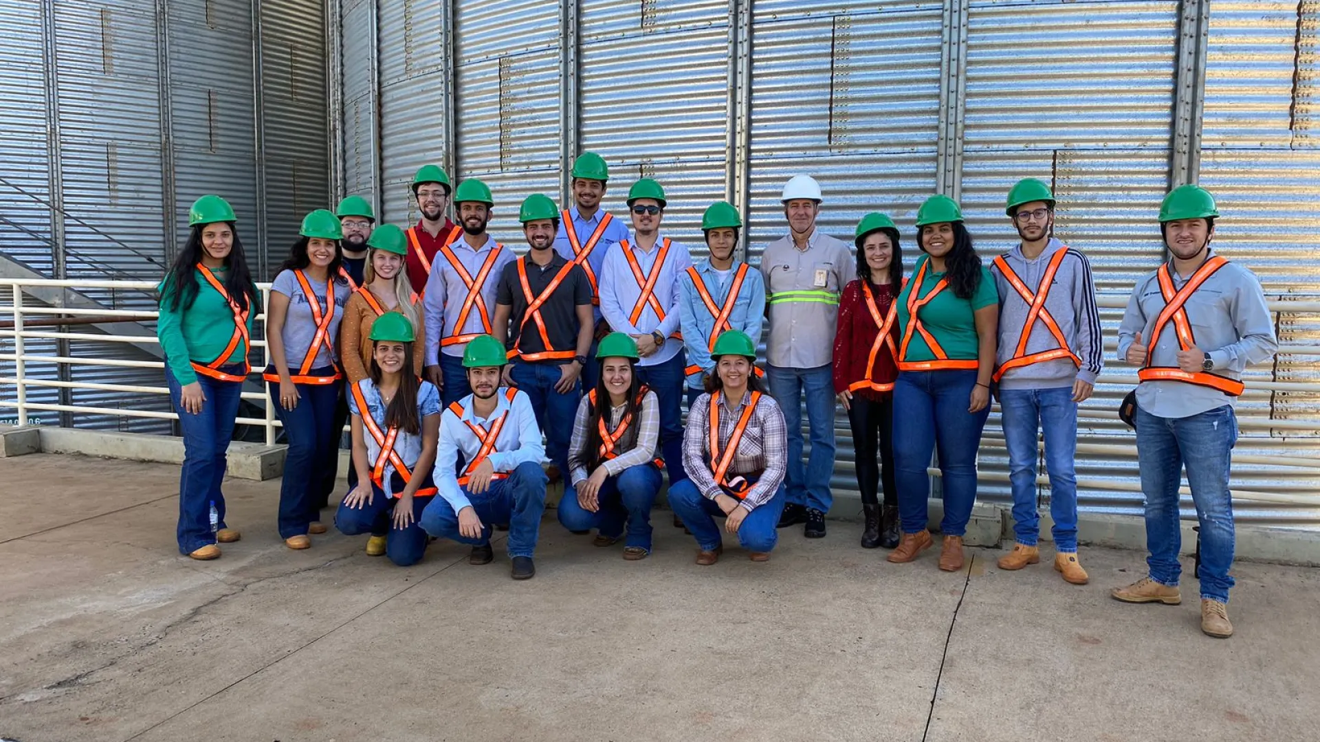 Estudantes, trajados com alguns equipamentos de proteção individual (E.P.I), em visita a uma cooperativa de cafeicultores em Monte Carmelo