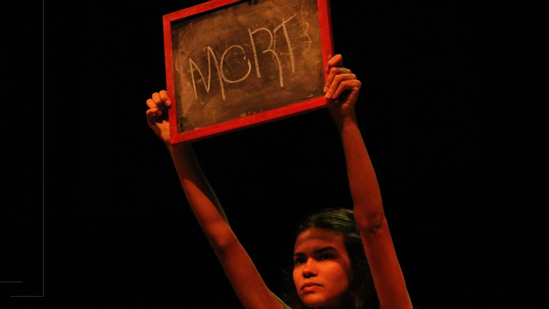 Atriz da peça atuando