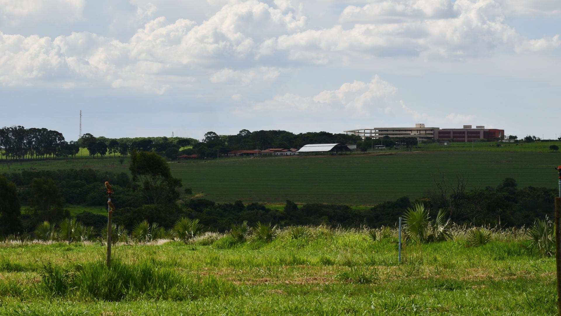 Imagem panorâmica aberta, mostrando parte da Fazenda do Glória