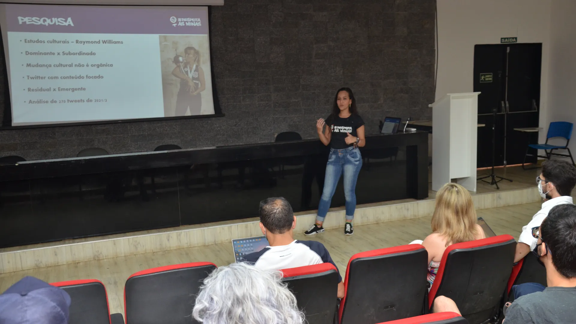 A autora da pesquisa, Ítana Santos, na defesa da monografia