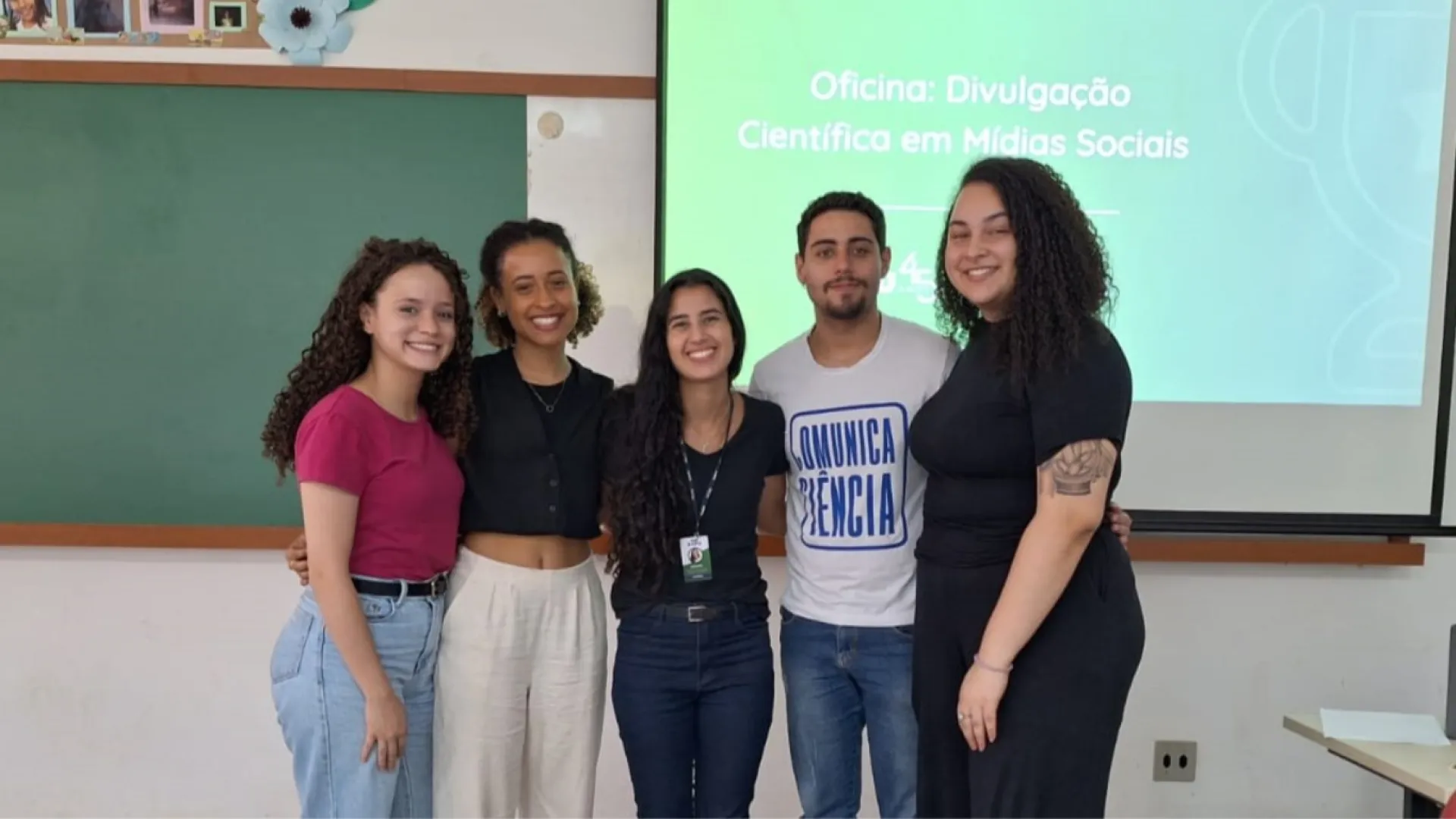 Integrantes da Divisão de Divulgação Científica na oficina