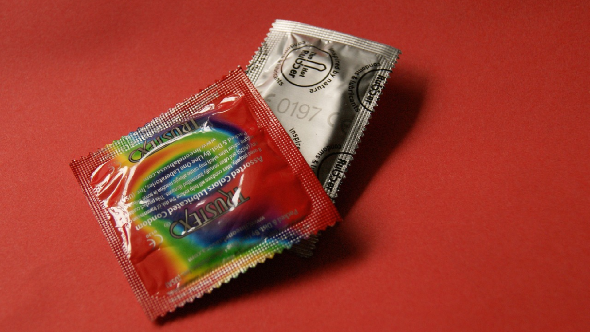 Foto colorida mostra duas embalagens de preservativo masculino