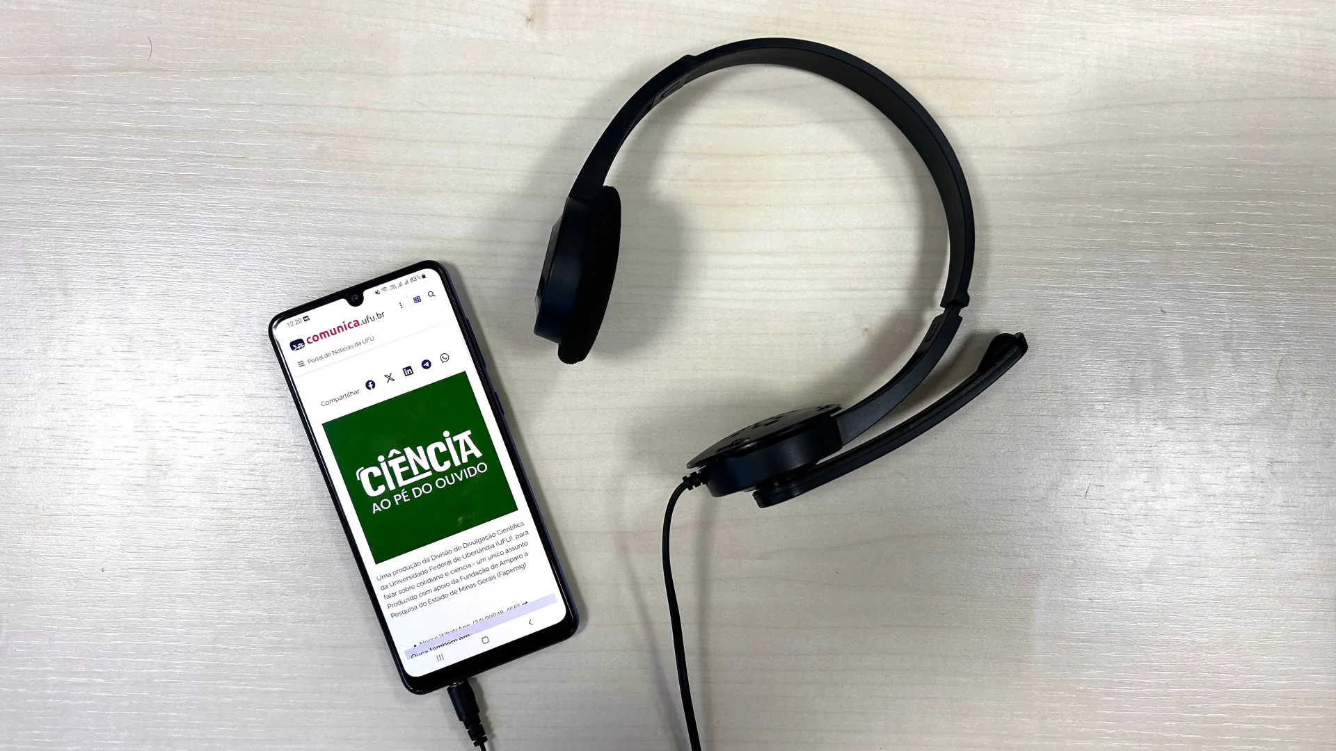 Celular mostrando o logo do podcast