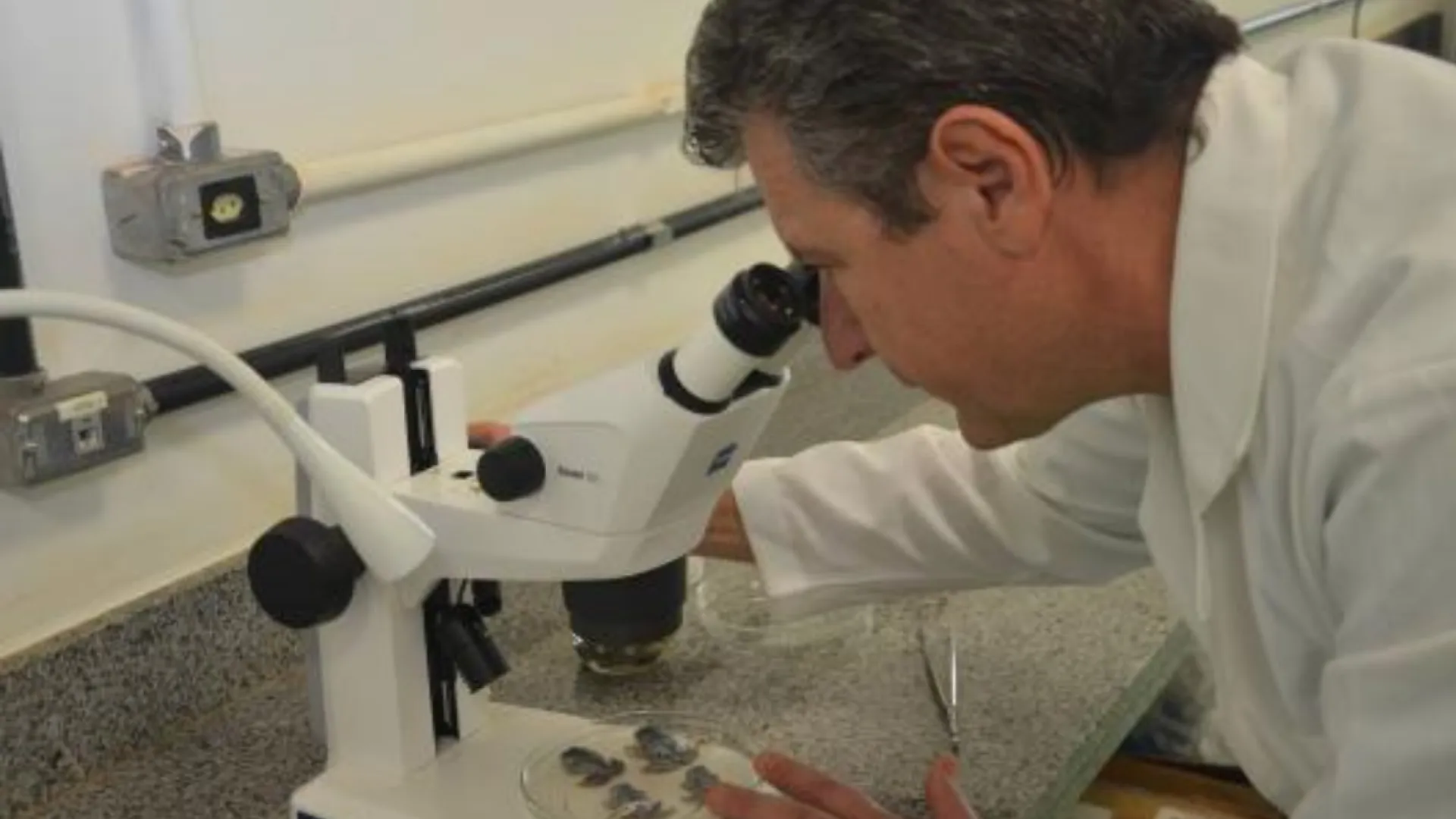 Ariovaldo olhando no telescópio