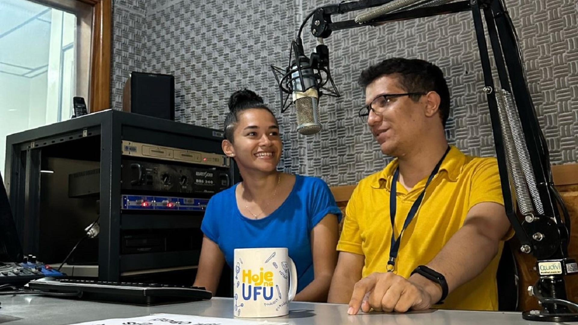 Locutores do 'Hoje na UFU' realizando a gravação de mais um programa