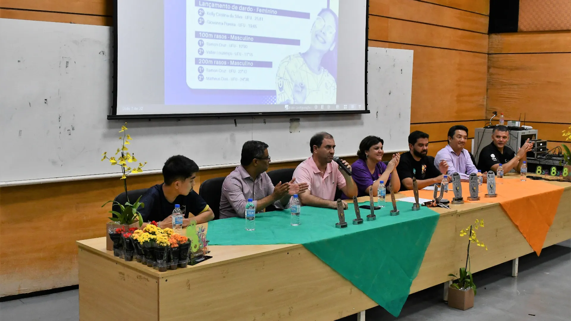 Mesa com as autoridades convidadas para o evento