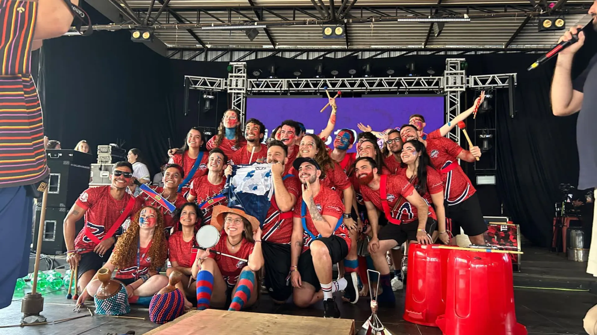 Equipe da bateria universitária Mercenária, na competição da Tabu