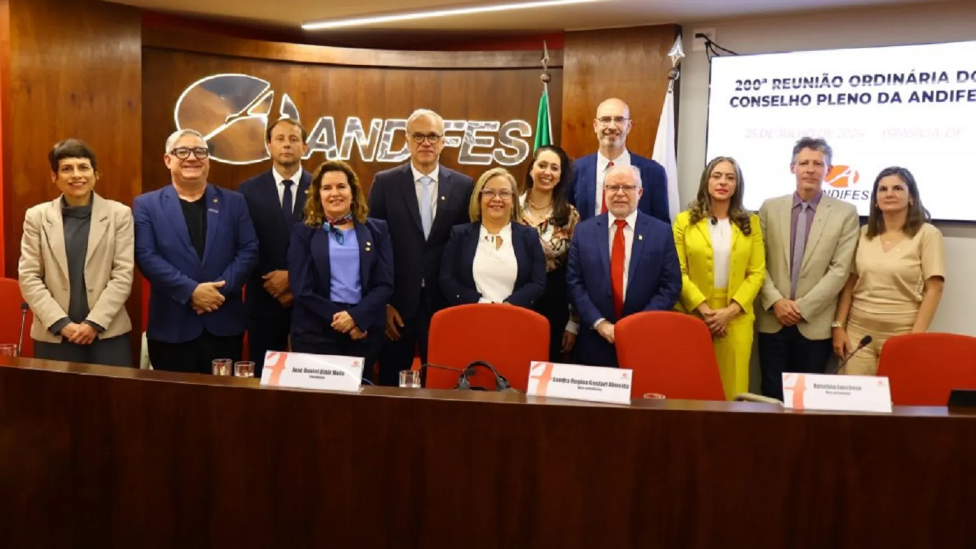 Membros do novo Diretório Nacional da Andifes; são seis mulheres e seis homens; todos estão de pé e posando para a foto oficial