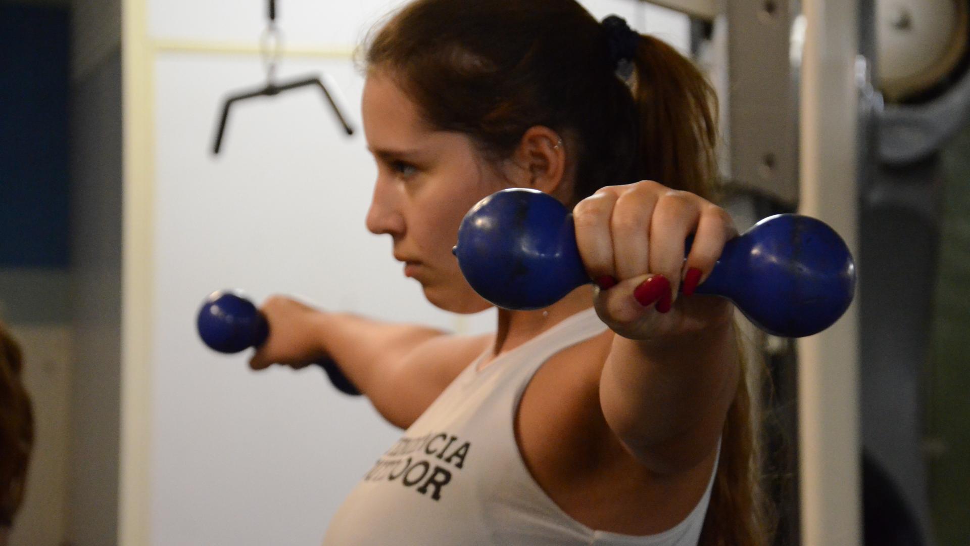 Atleta mulher fazendo exercício de fortalecimento para os braços