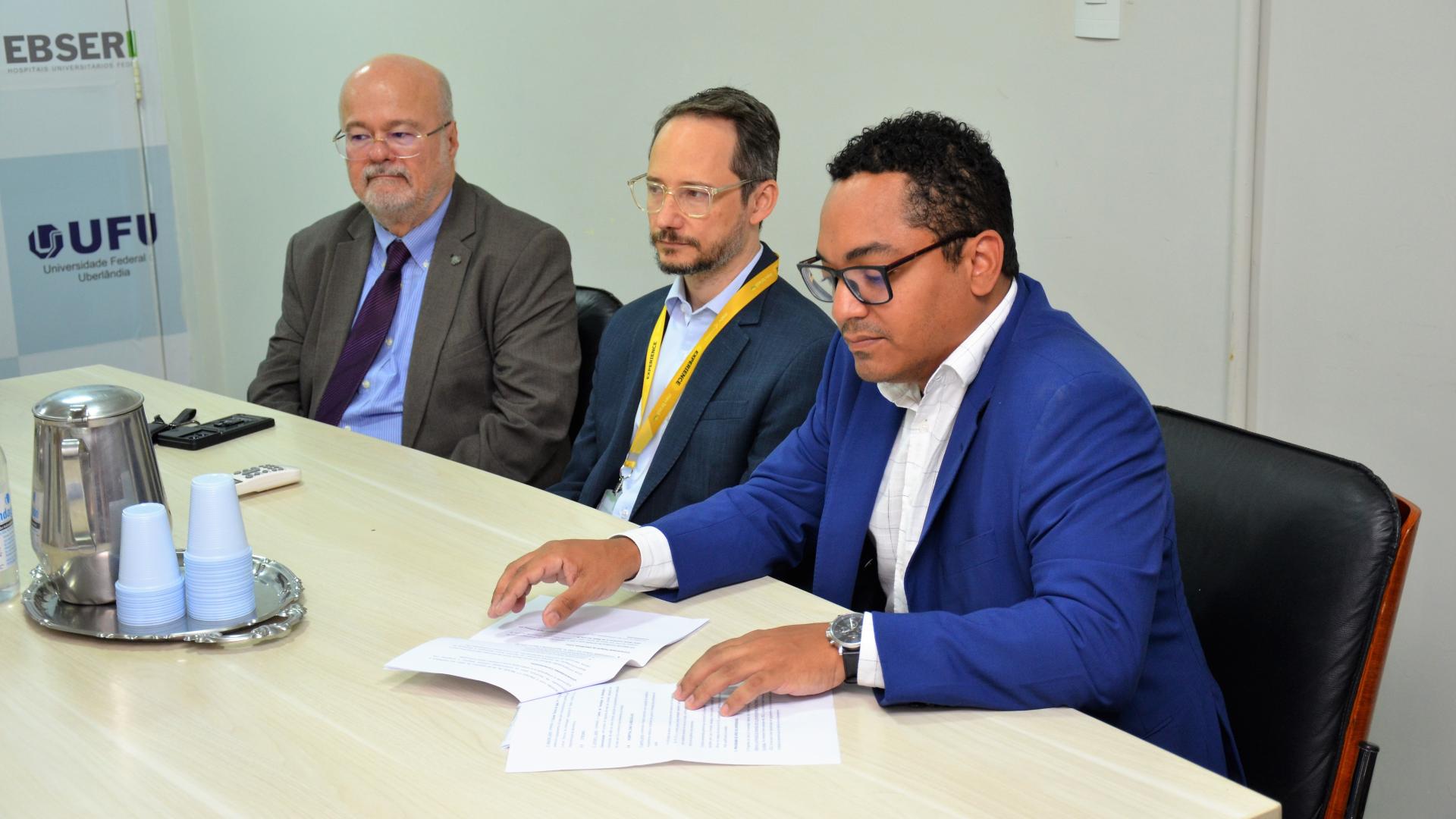 Três homens sentados durante uma reunião