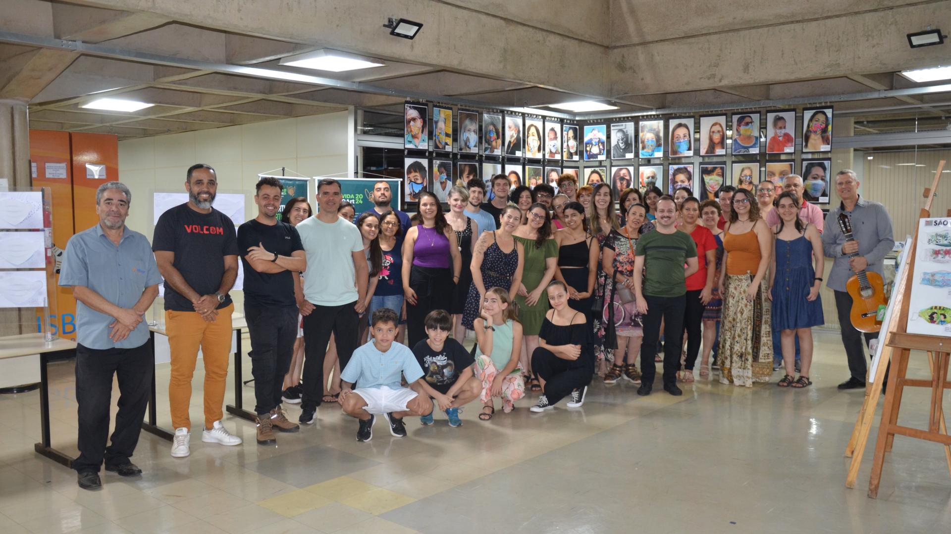 Foto oficial com os artistas e organizadores da exposição