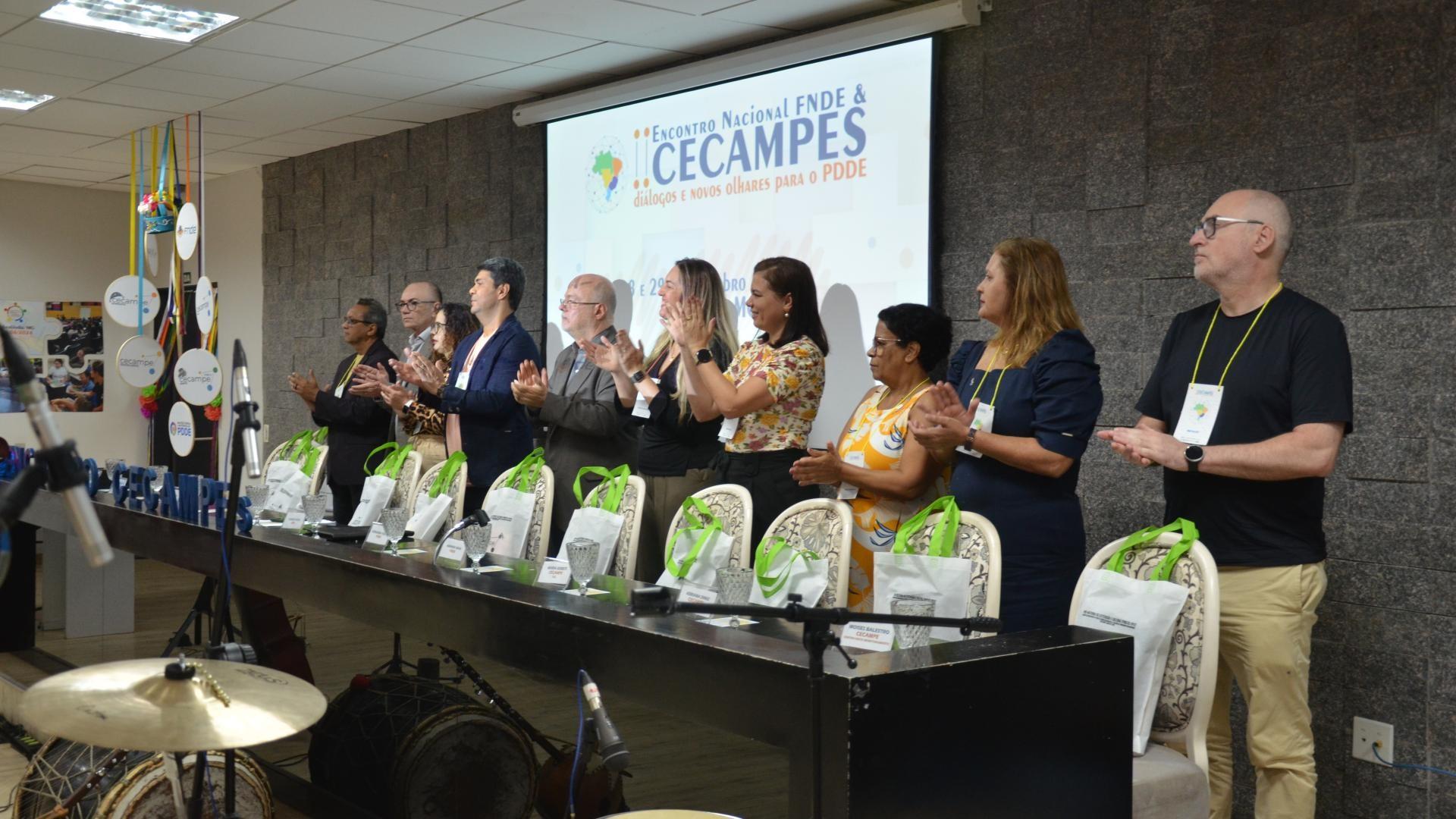 Autoridades presentes na mesa de abertura