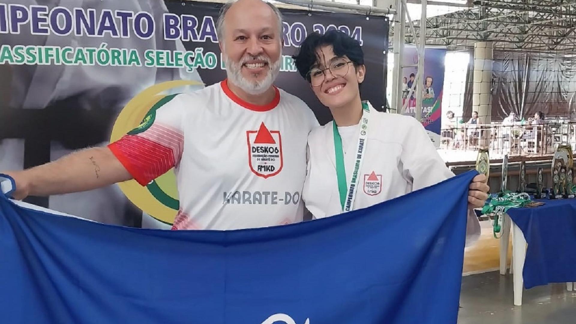 Técnico da equipe de karatê da UFU com a atleta Vitória Palmieri