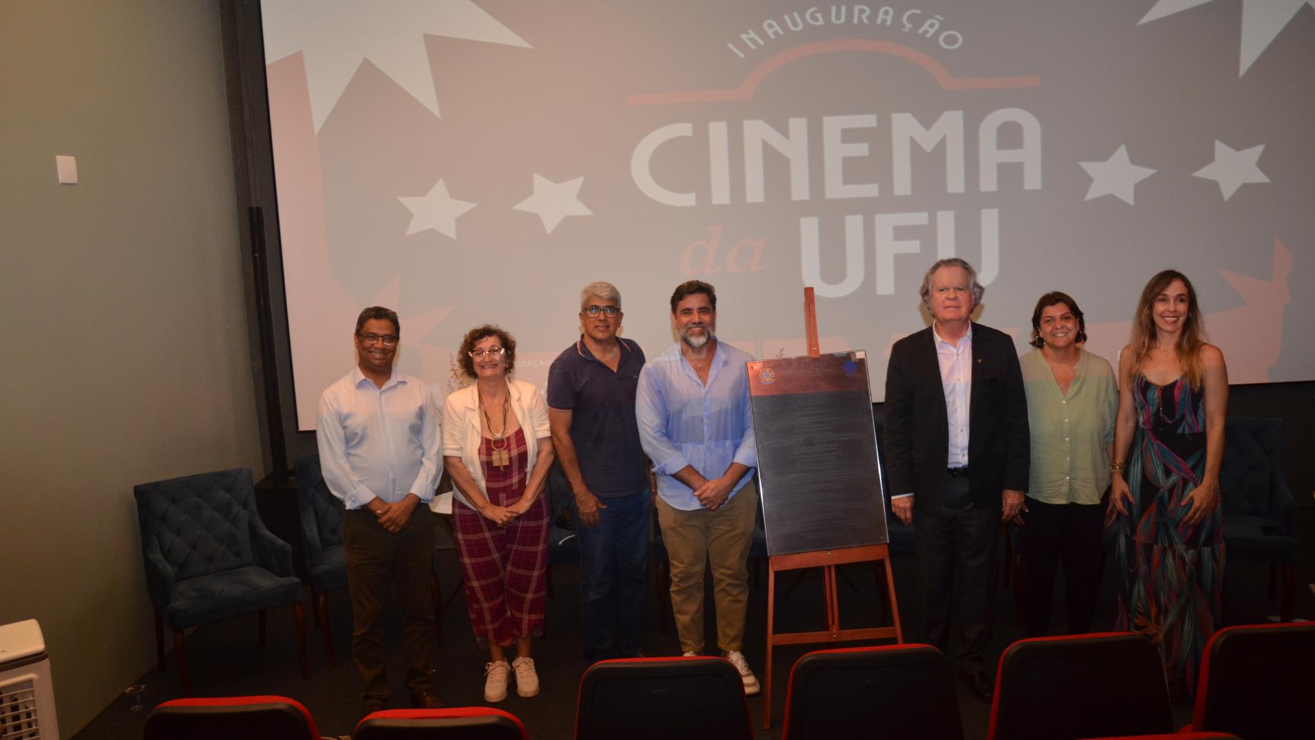 Momento do descerramento da placa de inauguração do Cinema da UFU