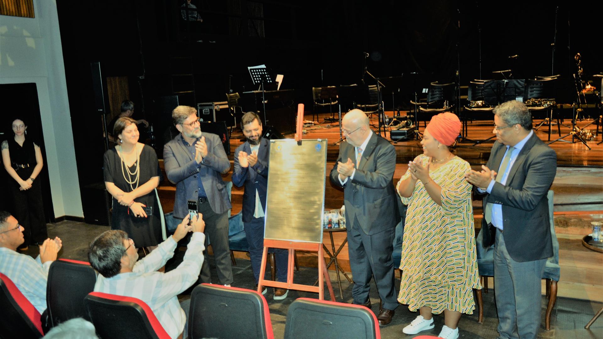 Descerramento da placa de inauguração do Teatro da UFU. (Foto: Milton Santos)