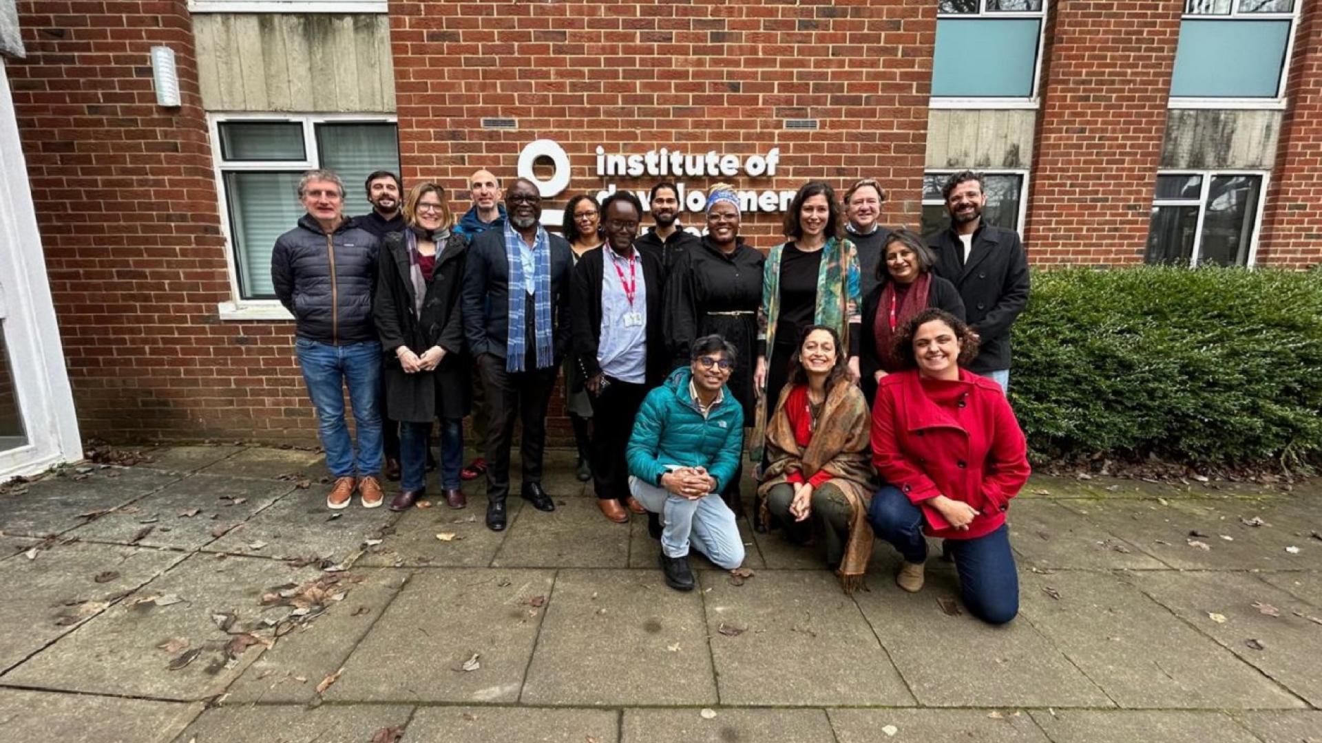 Pesquisadores reunidos em frente ao prédio da Universidade de Sussex