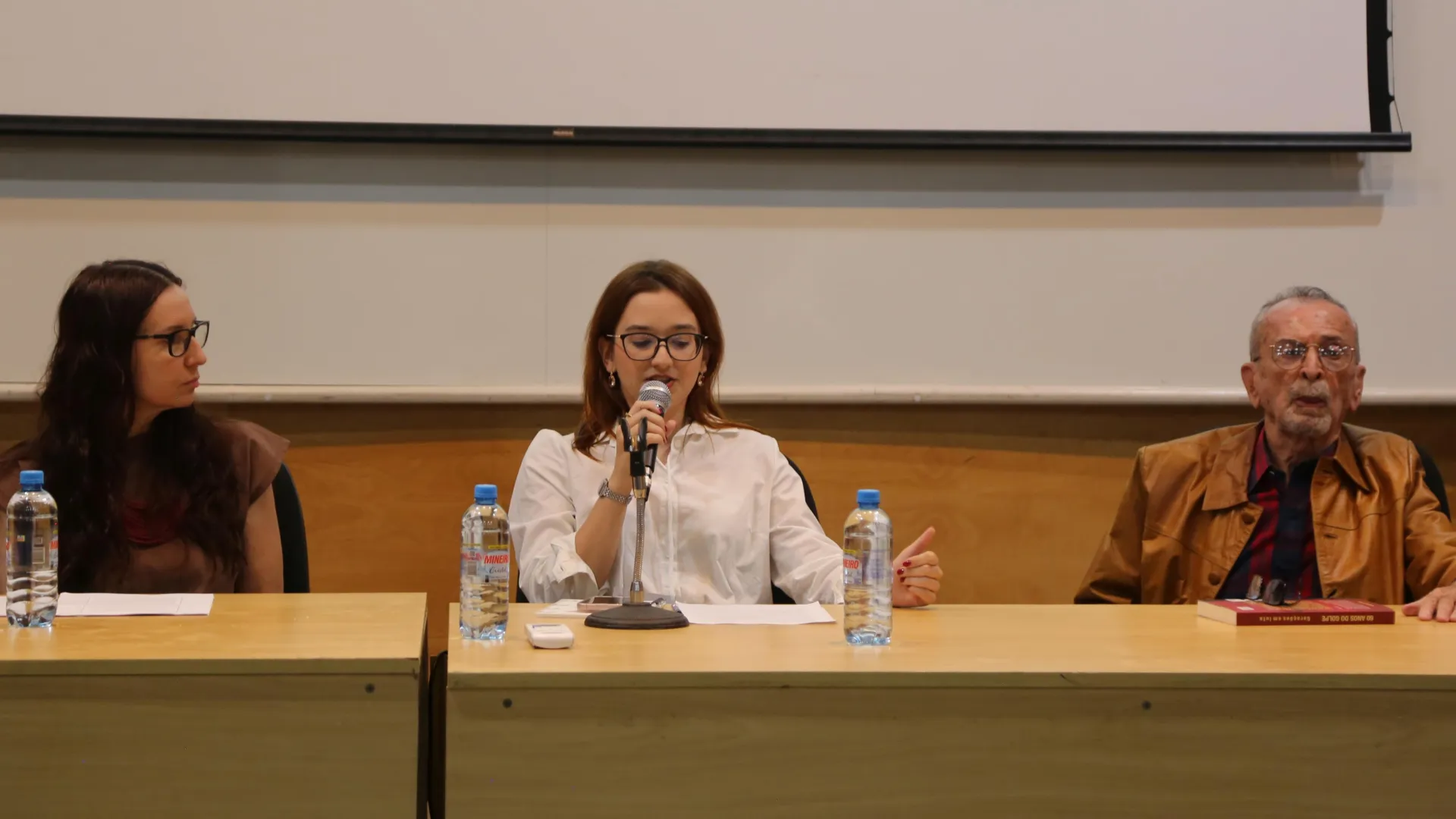Integrantes da mesa de abertura sentados e se apresentando