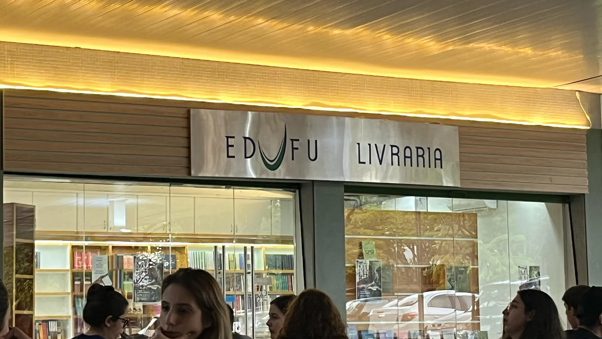 Imagem da fachada da livraria física da Editora da UFU, localizada no saguão do Bloco 3Q do Campus Santa Mônica