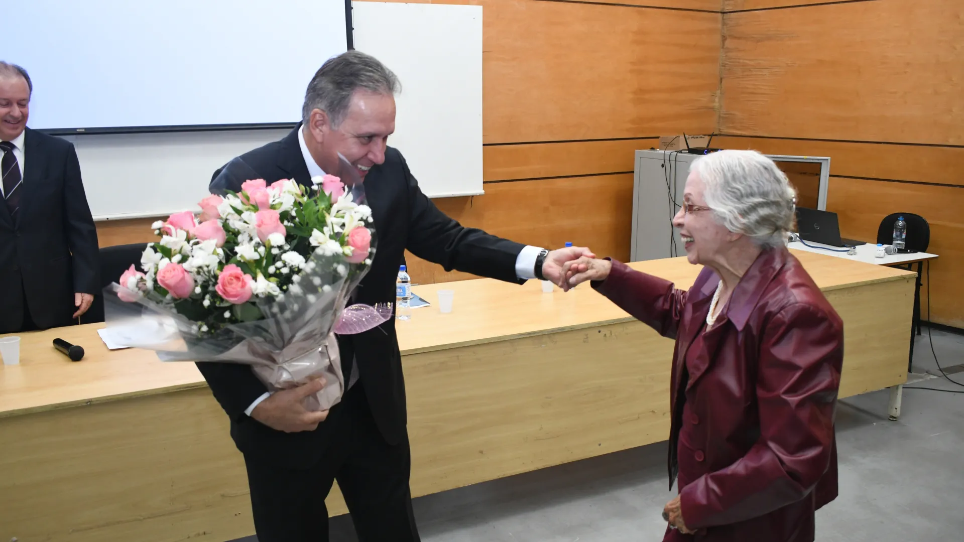 Ministro Afrânio Vilela homenageia a professora aposenta e ex-diretora da Fadir, Heloísa Assis Paiva 