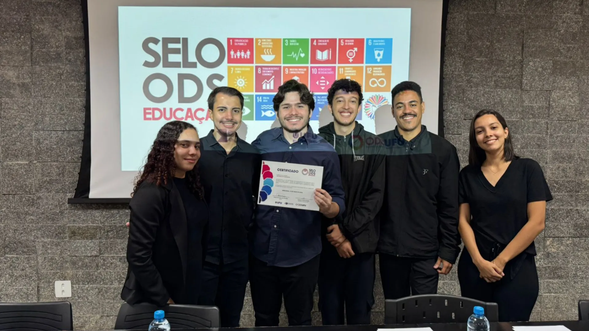 Equipe da Dirsu durante a entrega dos Selos ODS Educação 2024. A divisão é resposável por registrar todos os projetos da UFU.