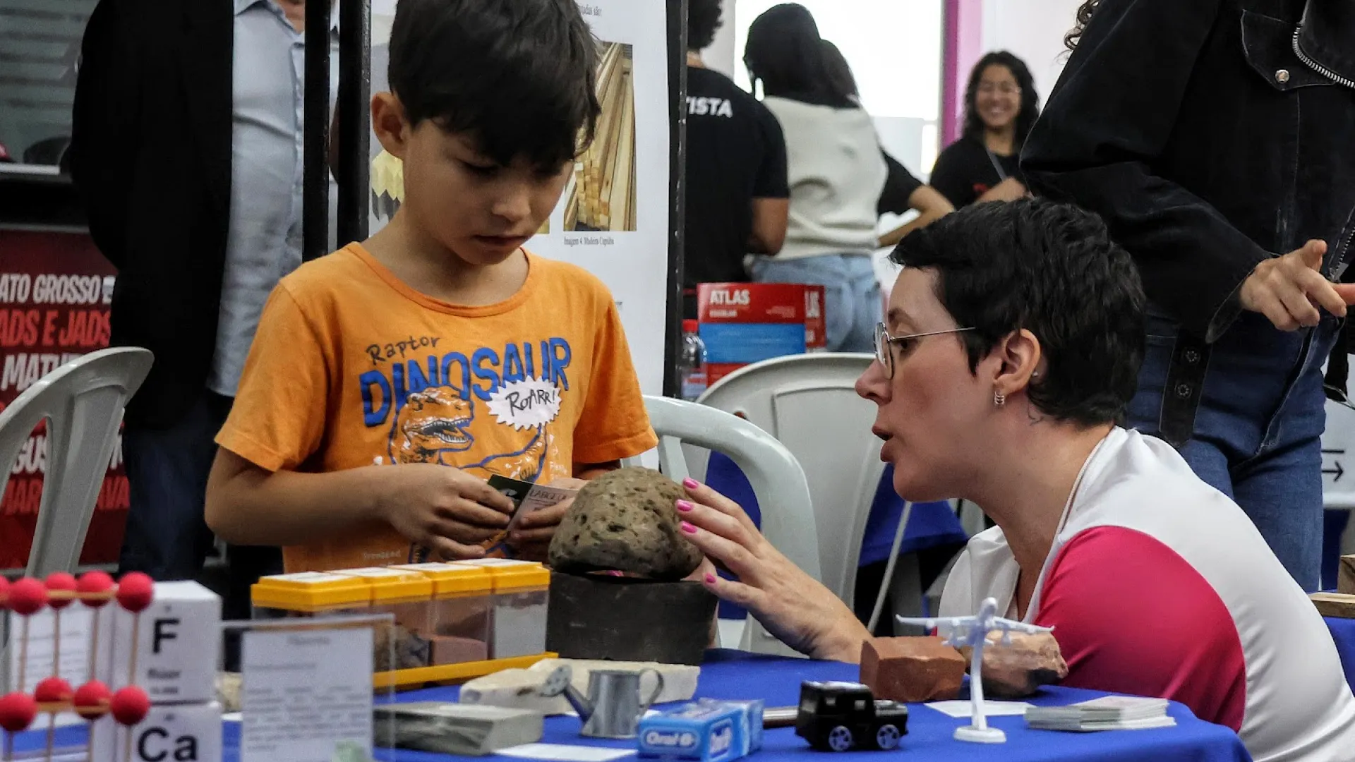 Criança vendo pesquisa da UFU