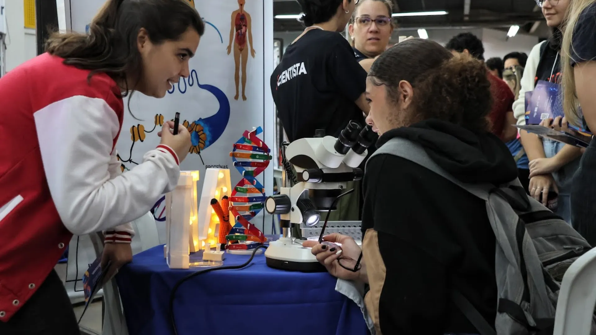 População vendo as pesquisas da UFU